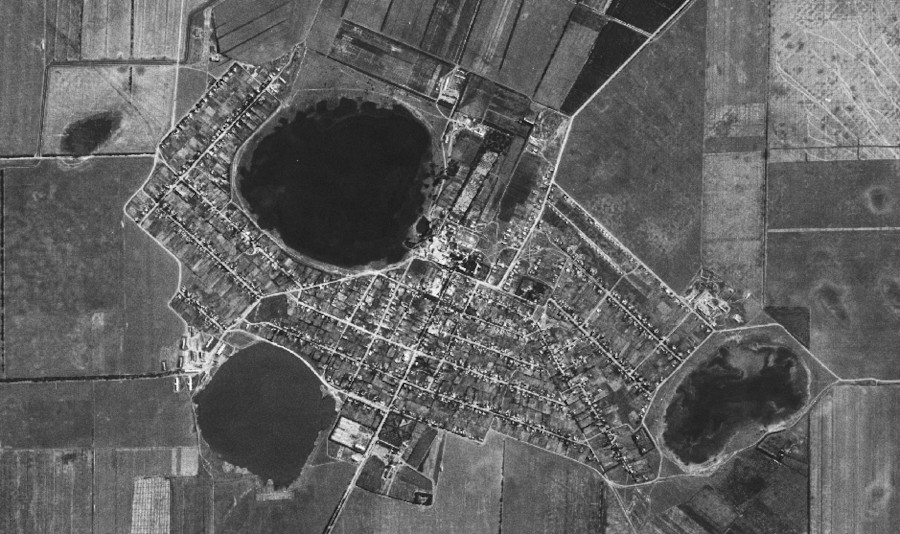 Селище Бехтери на фрагменті супутникового знімку Corona від 15 вересня 1964 р. Bekhtery